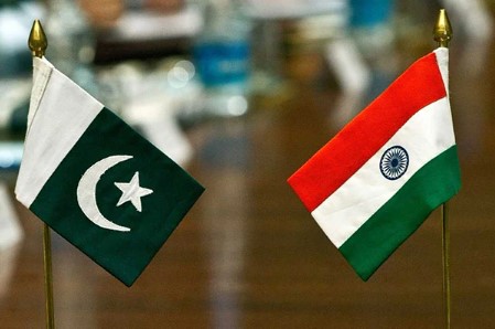 भारत व पाकिस्तान के झंडे भारत व पाकिस्तान के झंडे