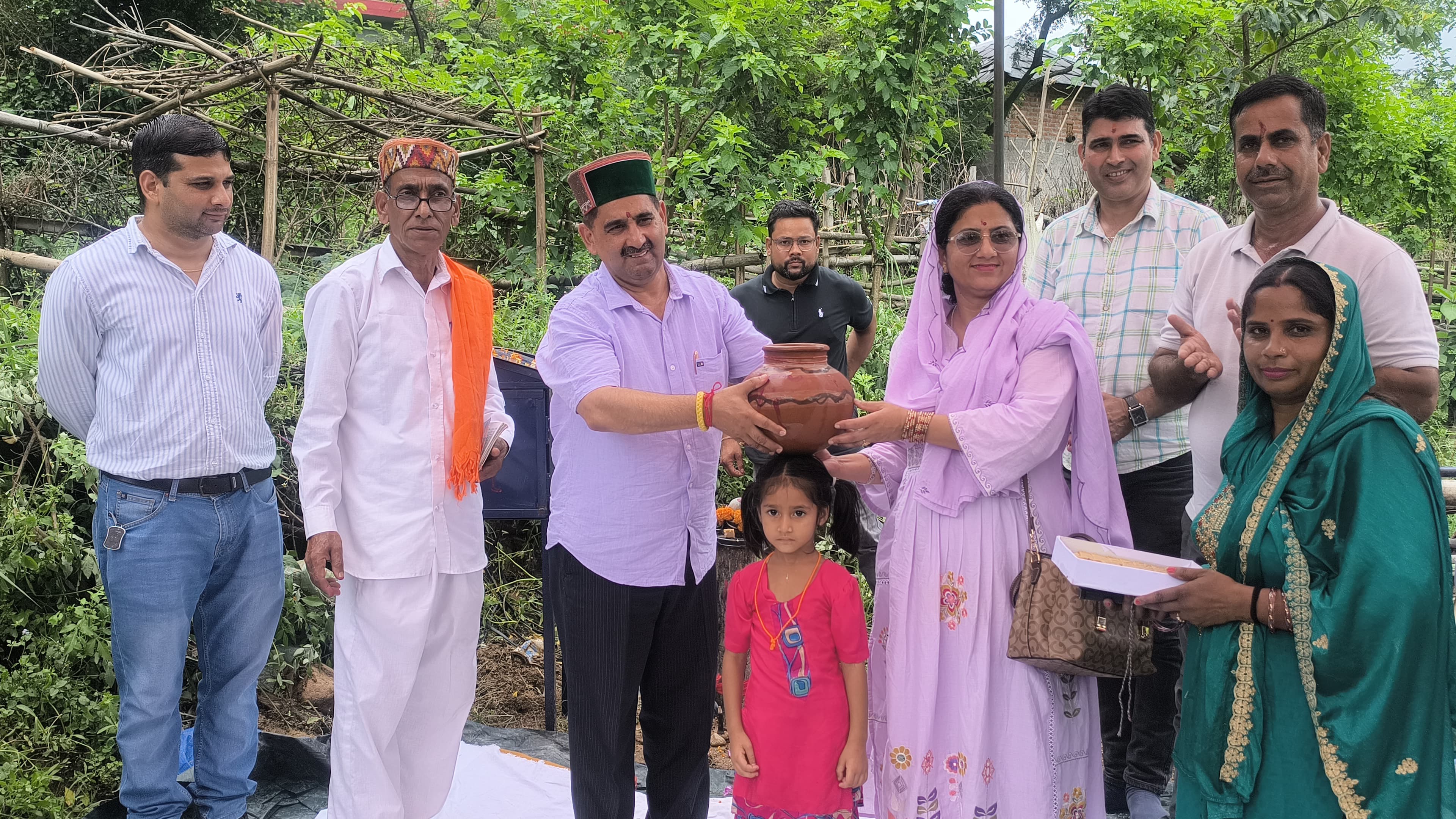 हैंडपंप की मोटर शुरू करने के मौके पर विधायक केवल पठानिया। हैंडपंप की मोटर शुरू करने के मौके पर विधायक केवल पठानिया।