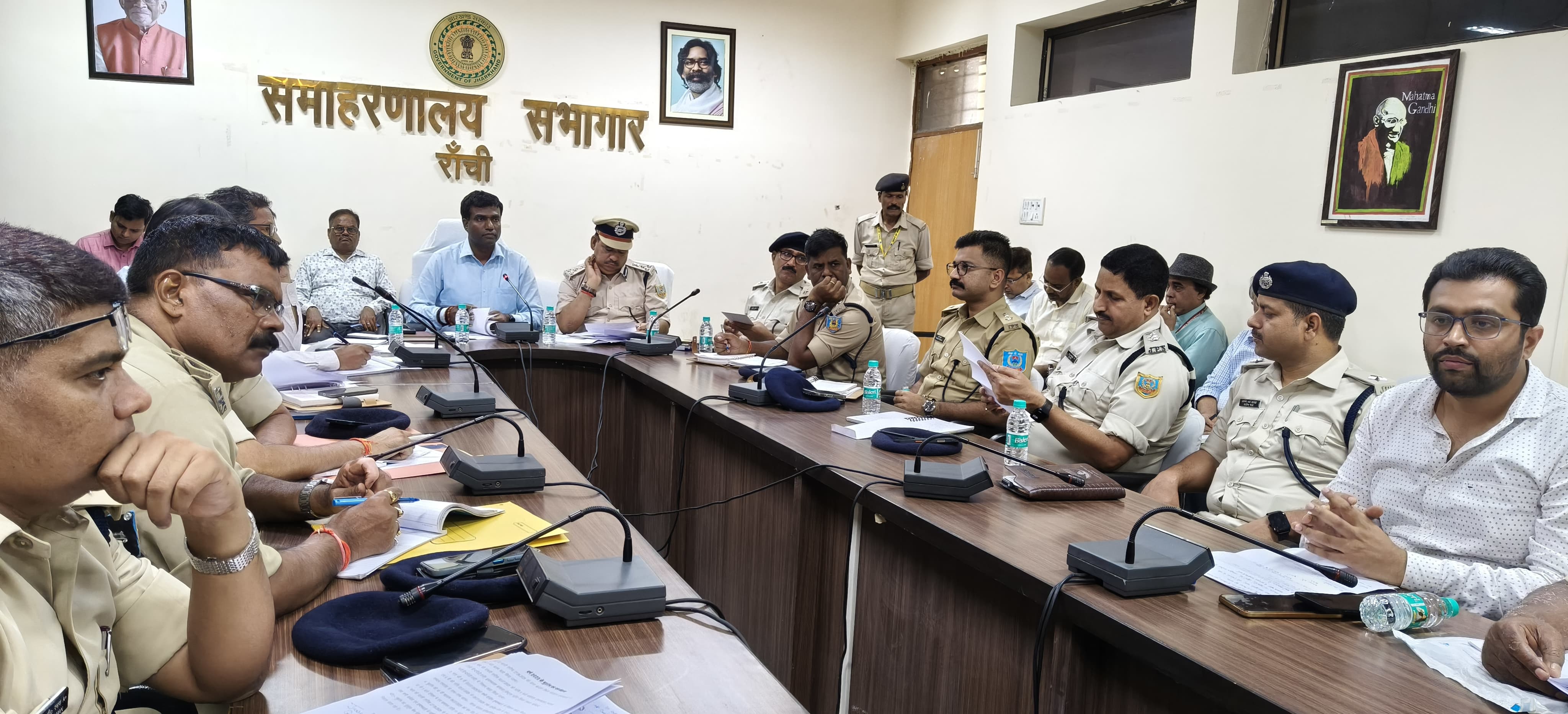 शांति समिति की बैठक में उपायुक्त और डीआईजी सहित अन्य शांति समिति की बैठक में उपायुक्त और डीआईजी सहित अन्य