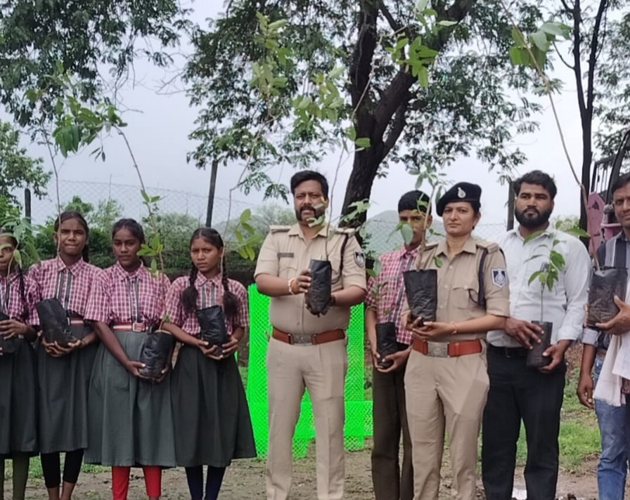 अन्य पुलिस अधिकारी द्वारा पौधारोपण अन्य पुलिस अधिकारी द्वारा पौधारोपण