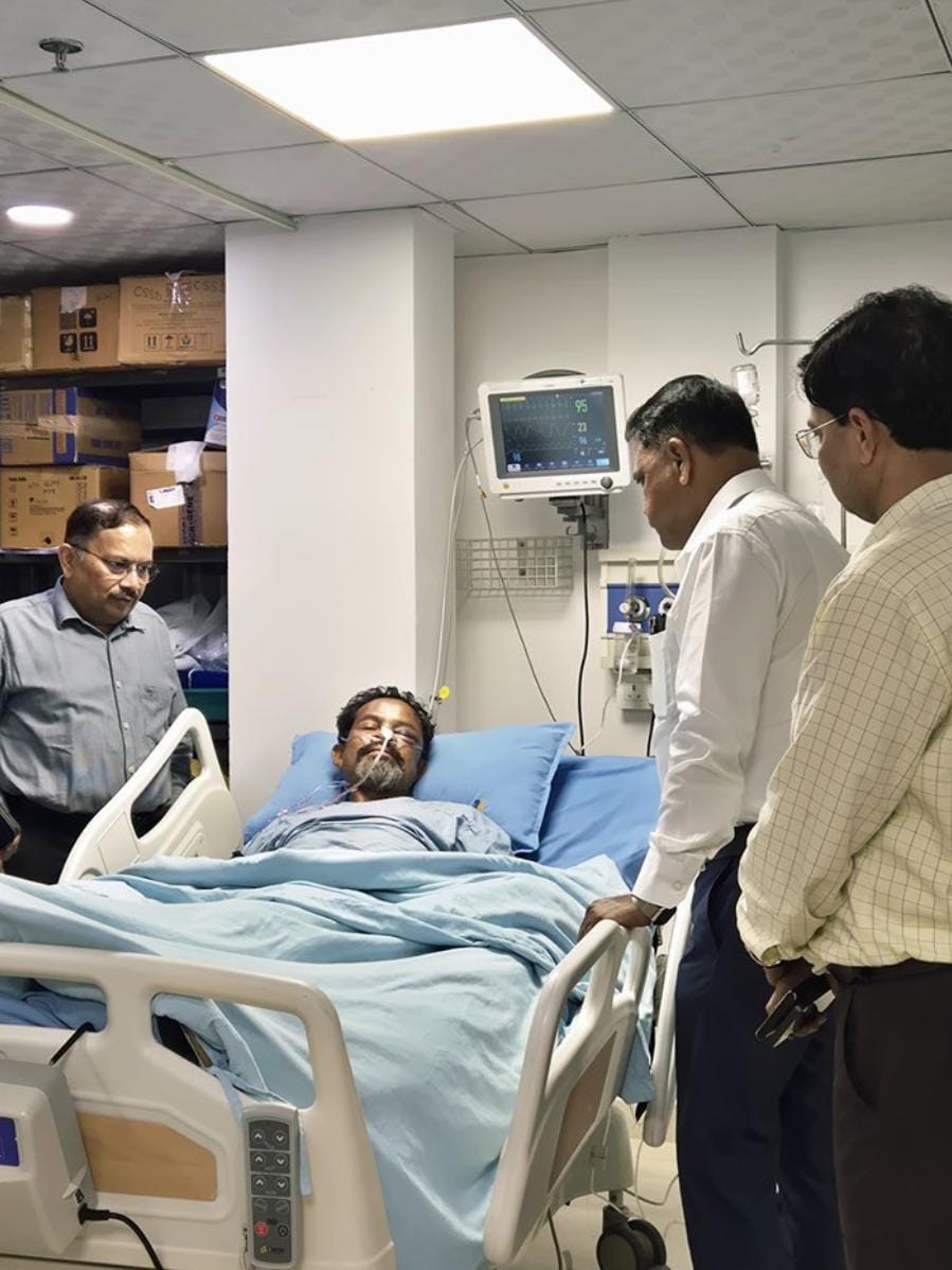 मंत्री मुलाकात करते हॉकी खिलाड़ी बिमल