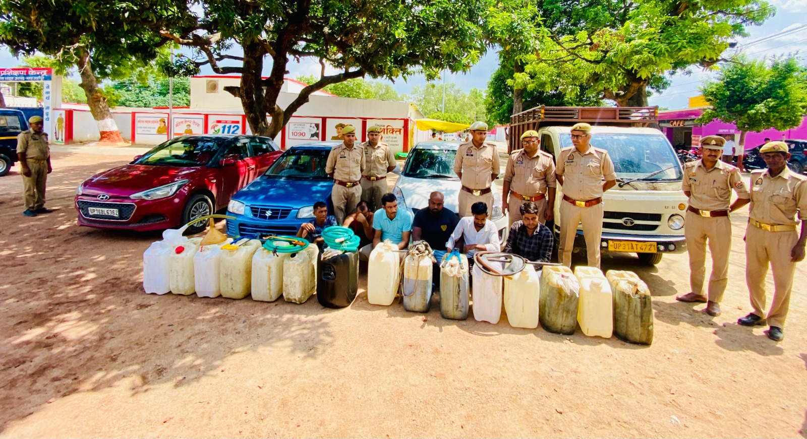 पुलिस की गिरफ्त में तेल चोर पुलिस की गिरफ्त में तेल चोर