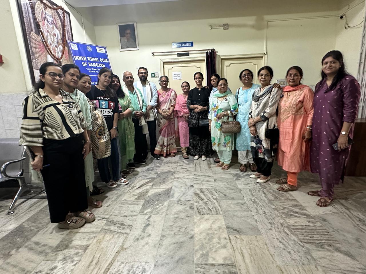 चिकित्सकों को सम्मानित करते क्लब के सदस्य