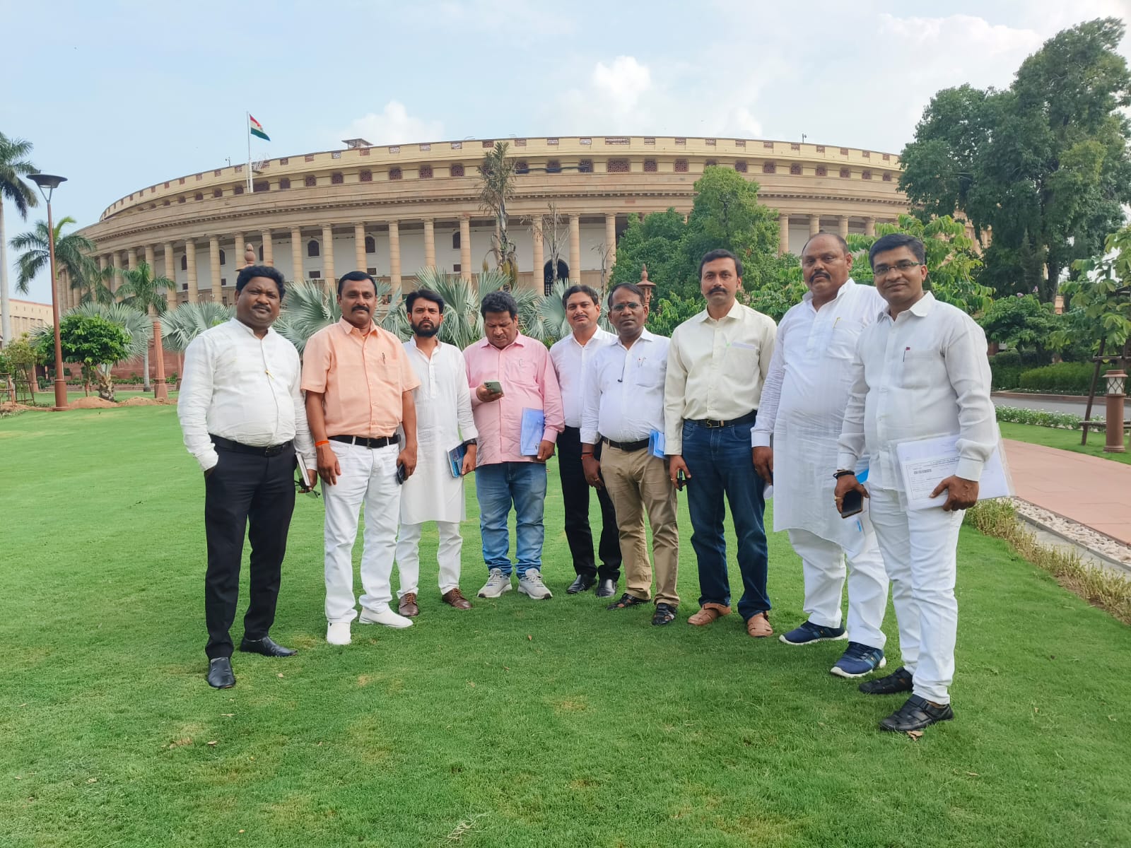 बैठक बाद यूनियन कर्मियों की फोटो बैठक बाद यूनियन कर्मियों की फोटो