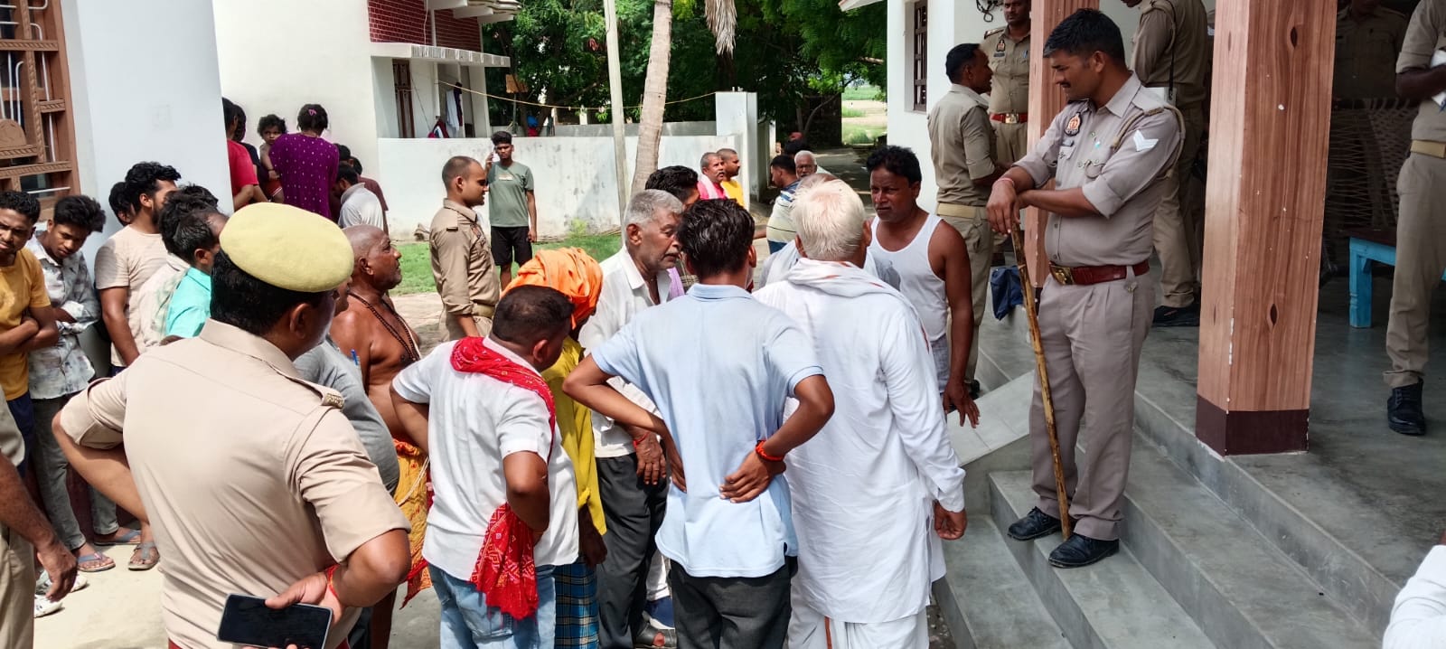 घटनास्थल पर मौजूद लोग घटनास्थल पर मौजूद लोग