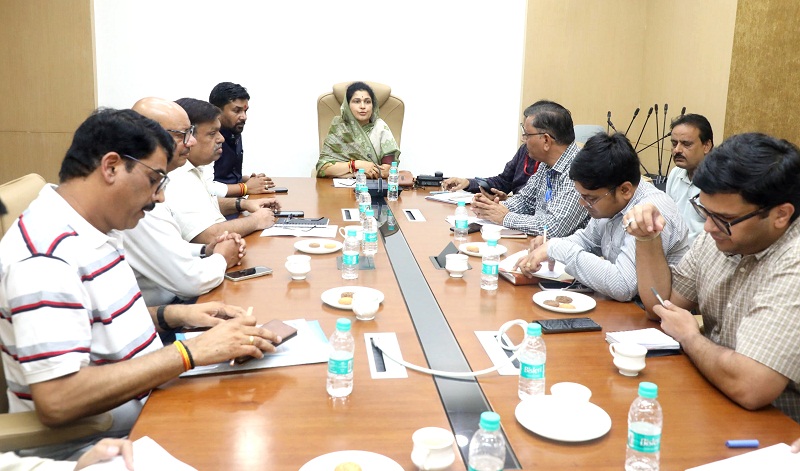 रहवासियों की समस्याओं के निराकरण के लिए संबंधित अधिकारियों से चर्चा रहवासियों की समस्याओं के निराकरण के लिए संबंधित अधिकारियों से चर्चा
