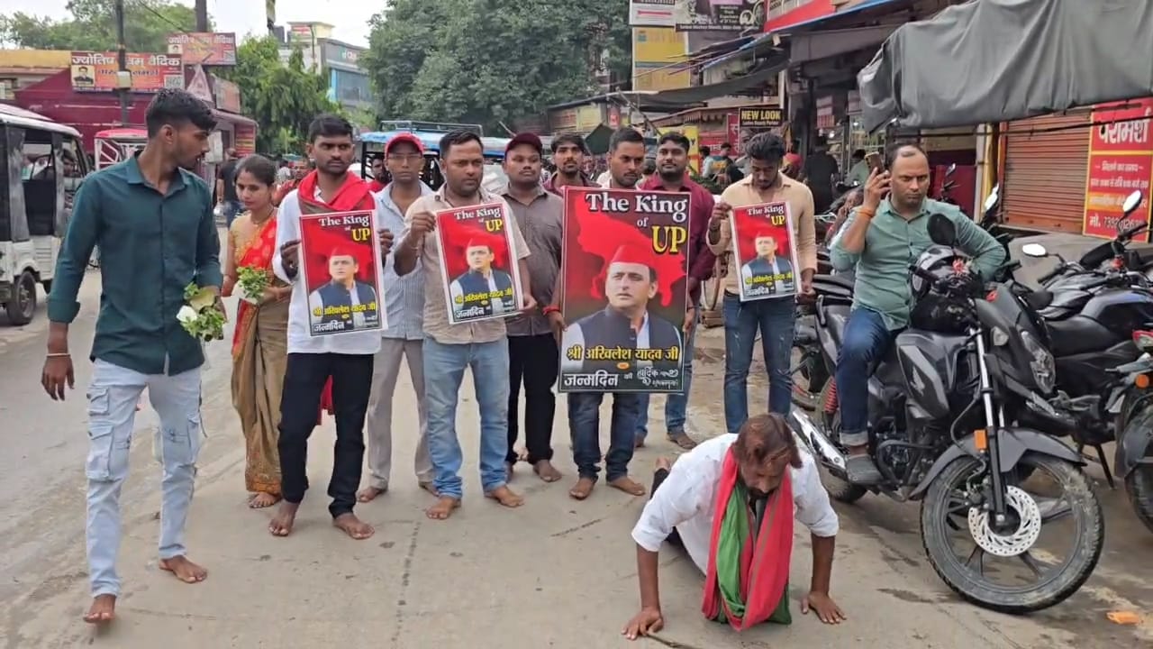 साष्टांग दंडवत कर मंदिर जाता कार्यकर्ता साष्टांग दंडवत कर मंदिर जाता कार्यकर्ता