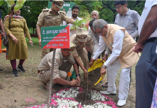 पौधारोपण करते वन मंत्री डा. अरूण कुमार सक्सेना पौधारोपण करते वन मंत्री डा. अरूण कुमार सक्सेना