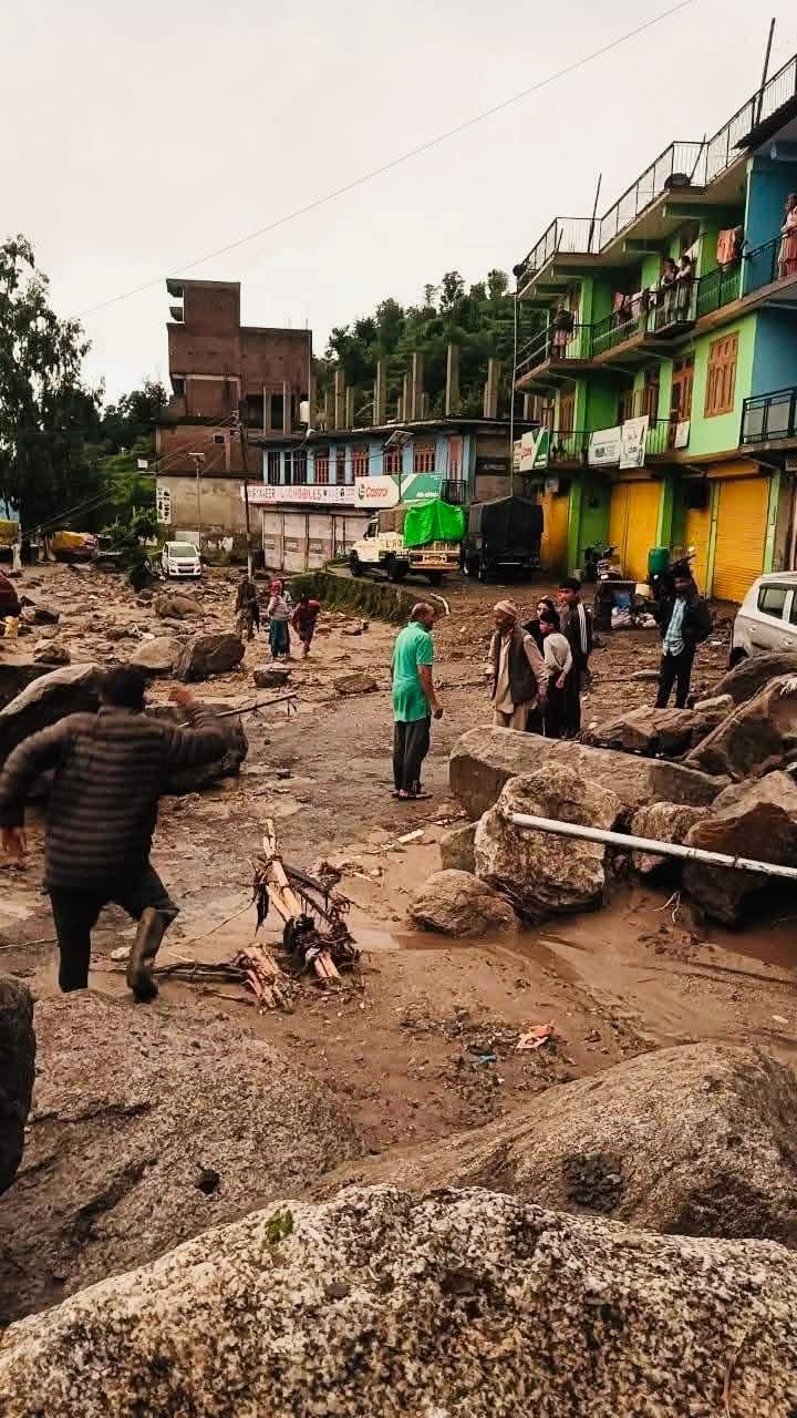 मंडी जिला में बारिश से हुई तबाही का मंजर। मंडी जिला में बारिश से हुई तबाही का मंजर।