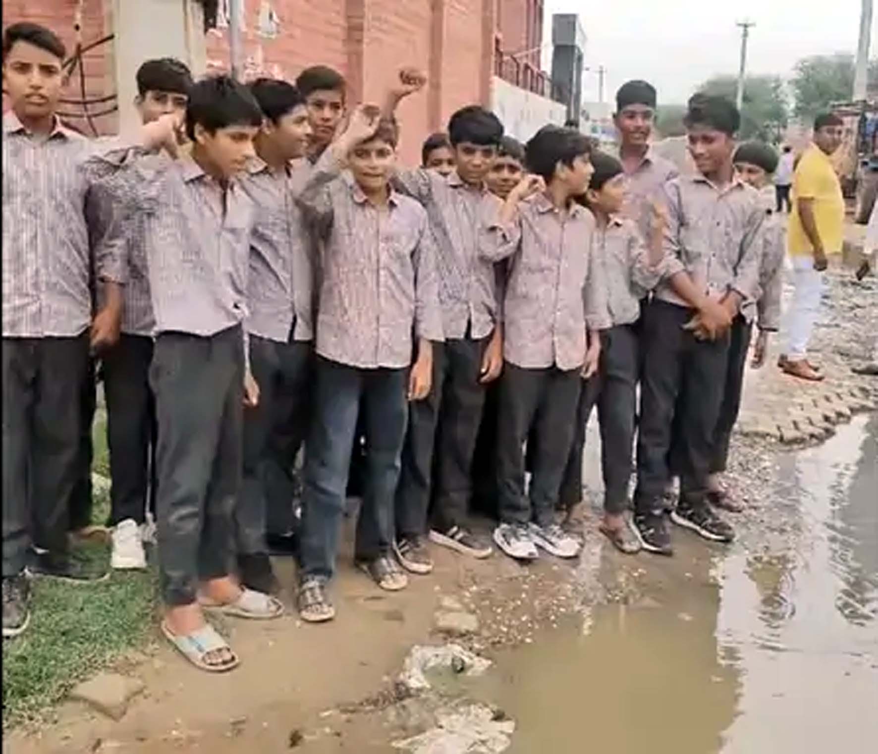 स्कूल के बाहर नारेबाजी करते छात्र। स्कूल के बाहर नारेबाजी करते छात्र।