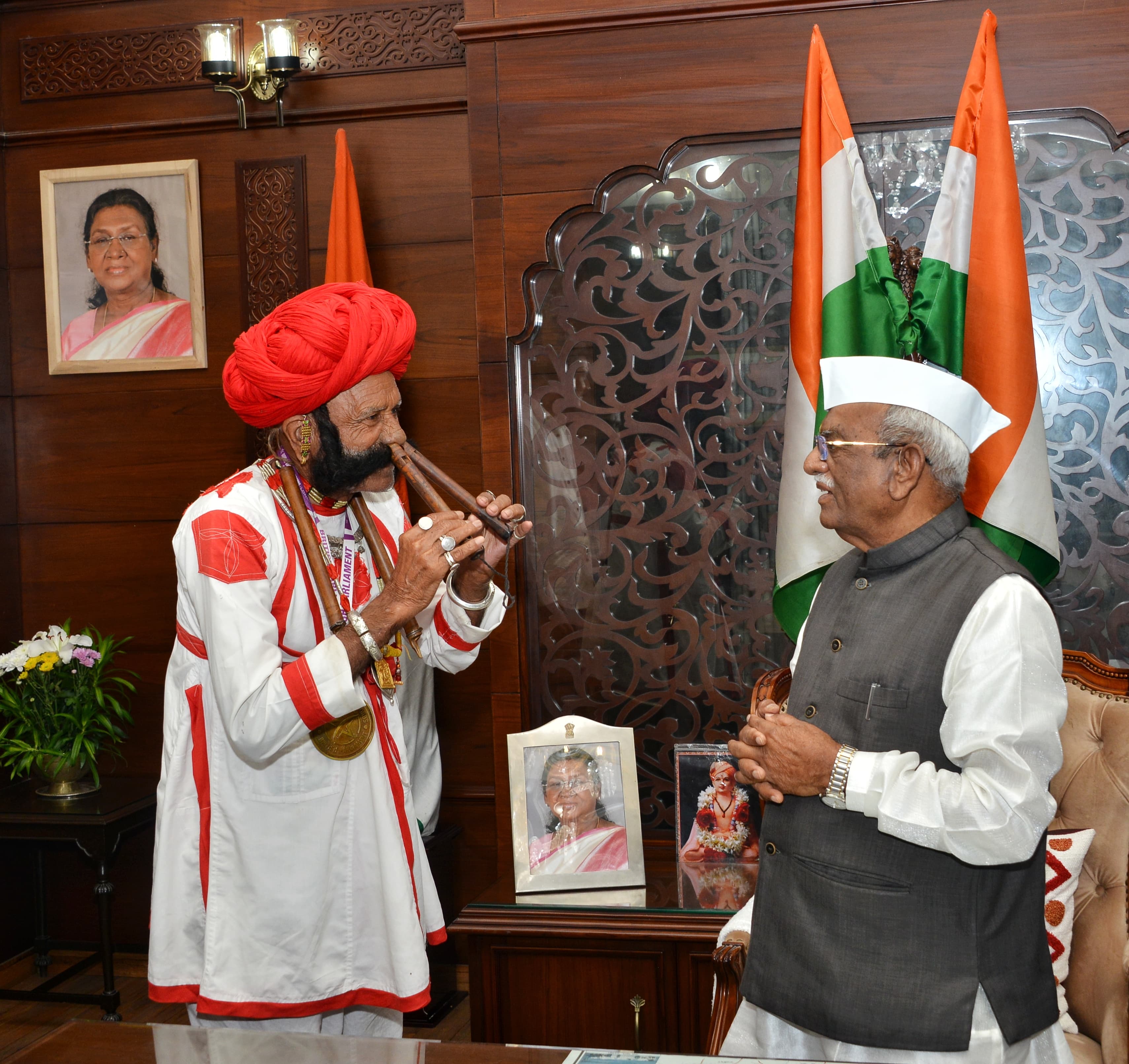 राज्यपाल से नाक से अलगोजा बजाने वाले कलाकार रामनाथ चौधरी ने मुलाकात की राज्यपाल से नाक से अलगोजा बजाने वाले कलाकार रामनाथ चौधरी ने मुलाकात की