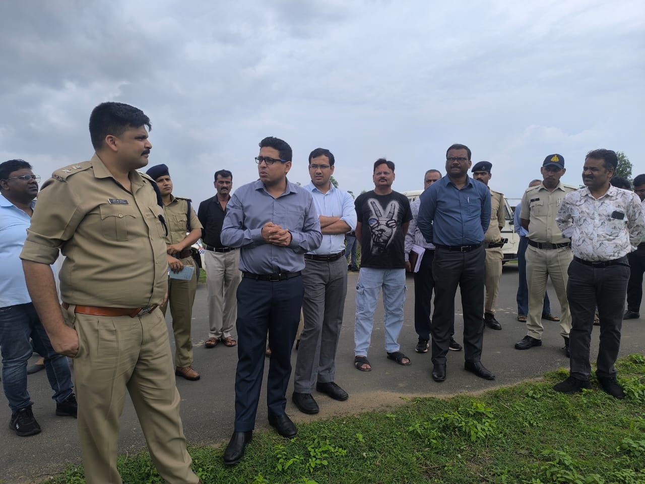 कार्यक्रम स्थल का निरीक्षण करते कलेक्टर एवं पुलिस अधीक्षक कार्यक्रम स्थल का निरीक्षण करते कलेक्टर एवं पुलिस अधीक्षक