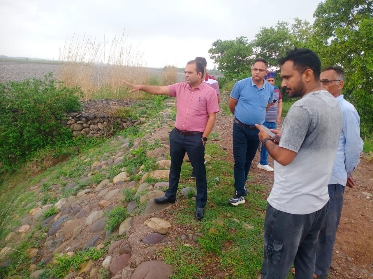 SDM Hiranagar took stock of flood control preparations in Ujj river SDM Hiranagar took stock of flood control preparations in Ujj river