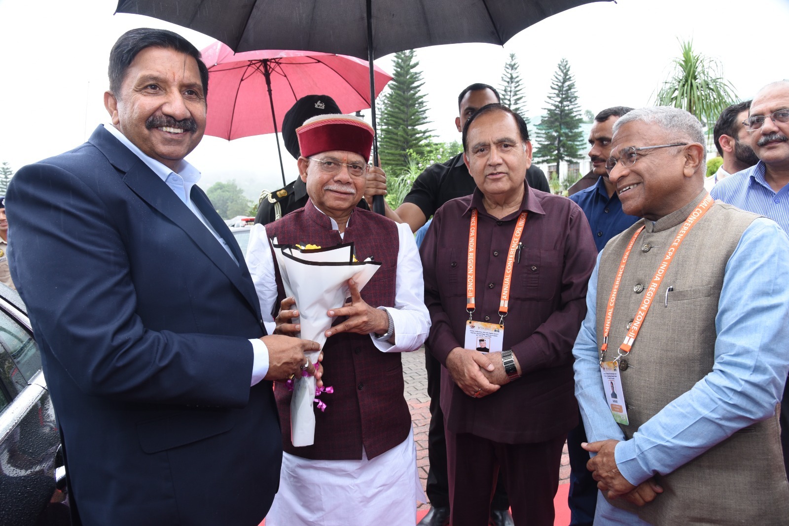 सम्मेलन के दौरान राज्यपाल का स्वागत करते हुए। सम्मेलन के दौरान राज्यपाल का स्वागत करते हुए।