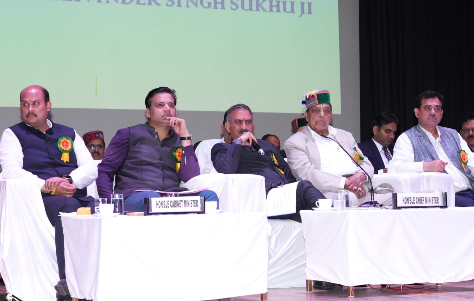 टांडा मेडिकल कॉलेज में चिकित्सकों से संवाद करते हुए।