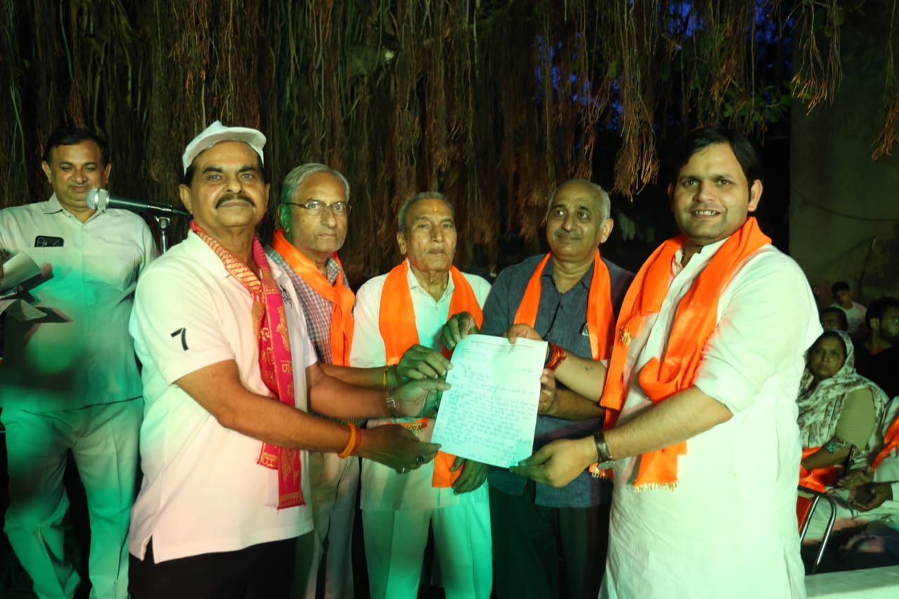 खेल मंत्री को ज्ञापन देते हुए समिति पदाधिकारी। खेल मंत्री को ज्ञापन देते हुए समिति पदाधिकारी।