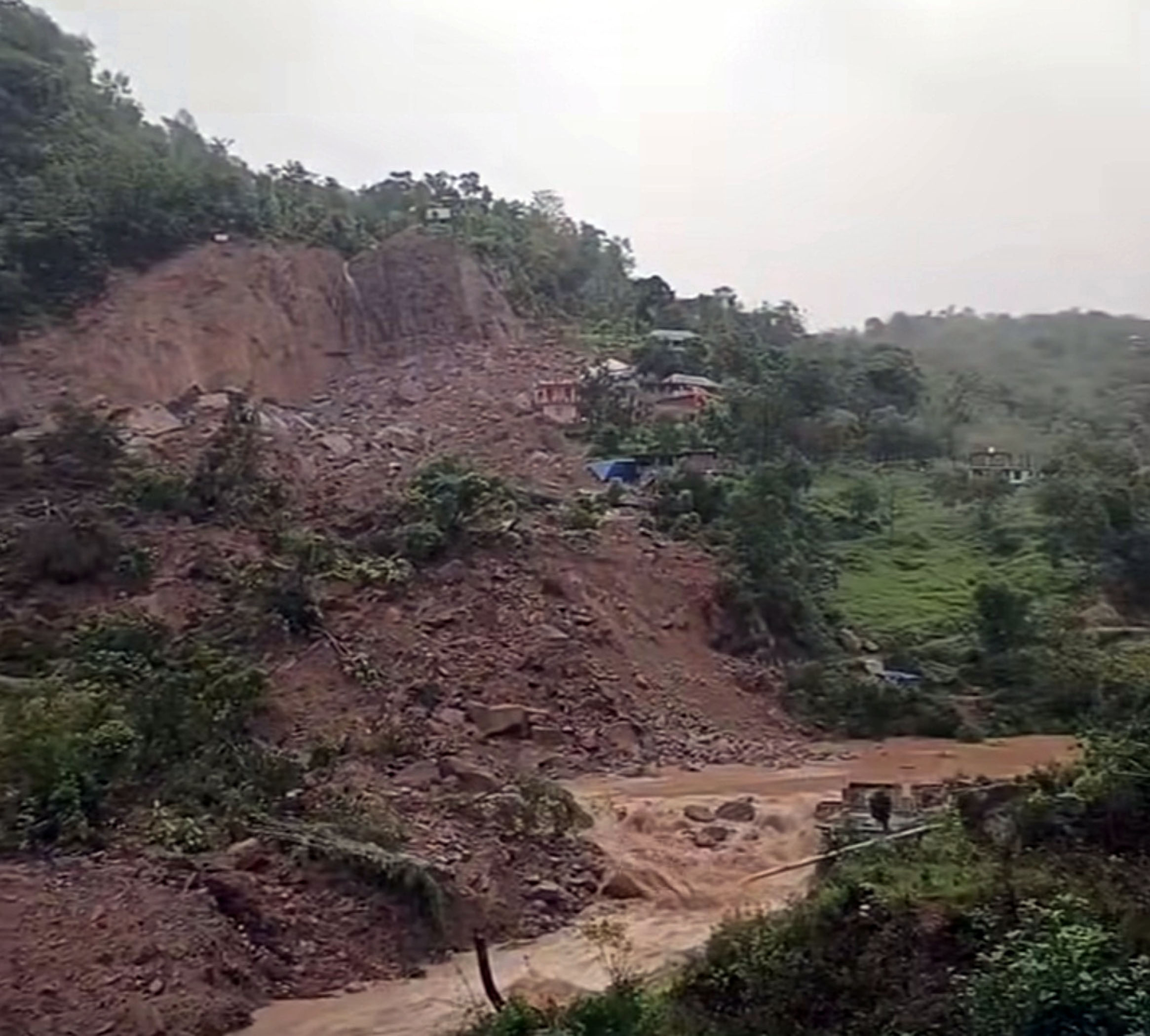 मंडी में बादल फटने व मूसलाधार बारिश से गिरे पहाड़। मंडी में बादल फटने व मूसलाधार बारिश से गिरे पहाड़।