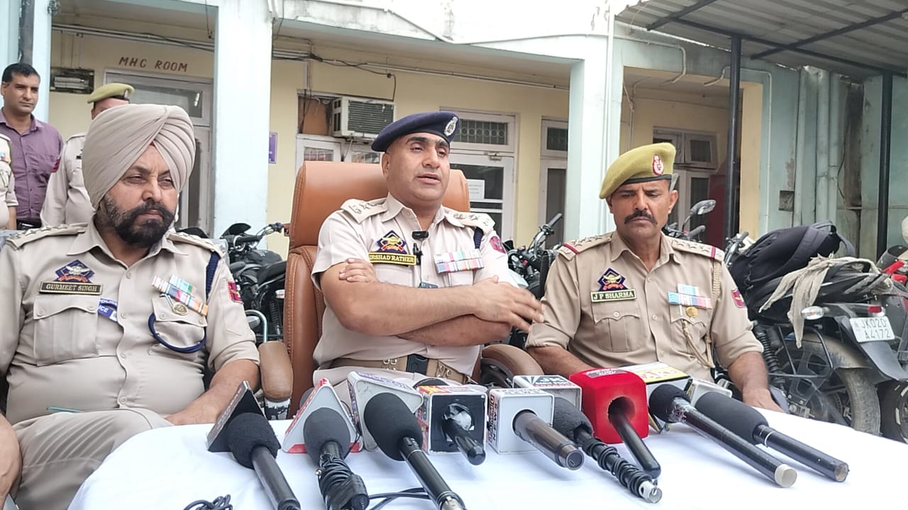 पतरकाराें से बातचीत करते पुलिस अधिकारी् पतरकाराें से बातचीत करते पुलिस अधिकारी्