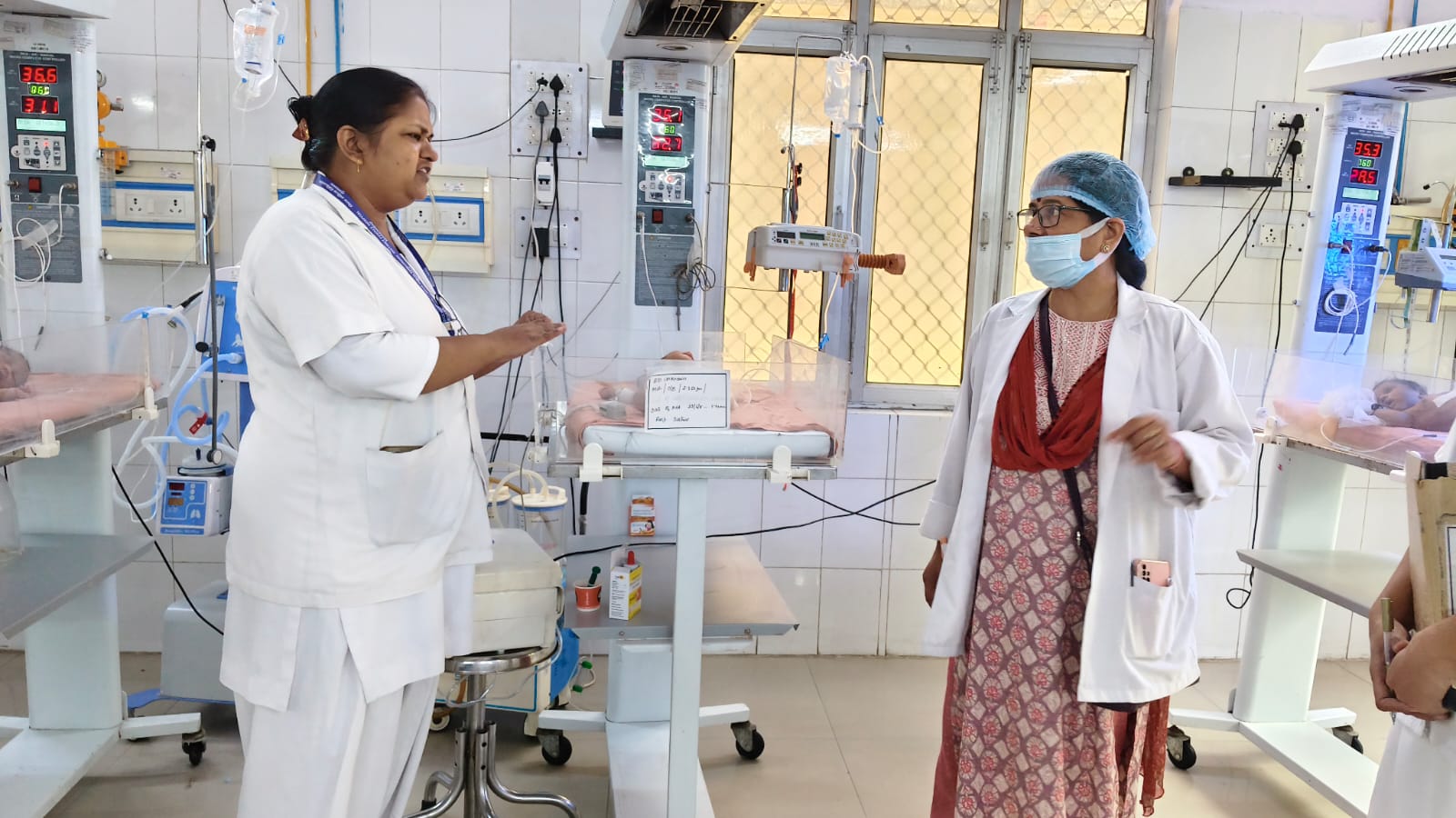 जिला अस्पताल में भर्ती  दस दिन पूर्व पटना-चंडीगढ़ समर स्पेशल ट्रेन में मिले नवजात काे देखती चिकित्सका