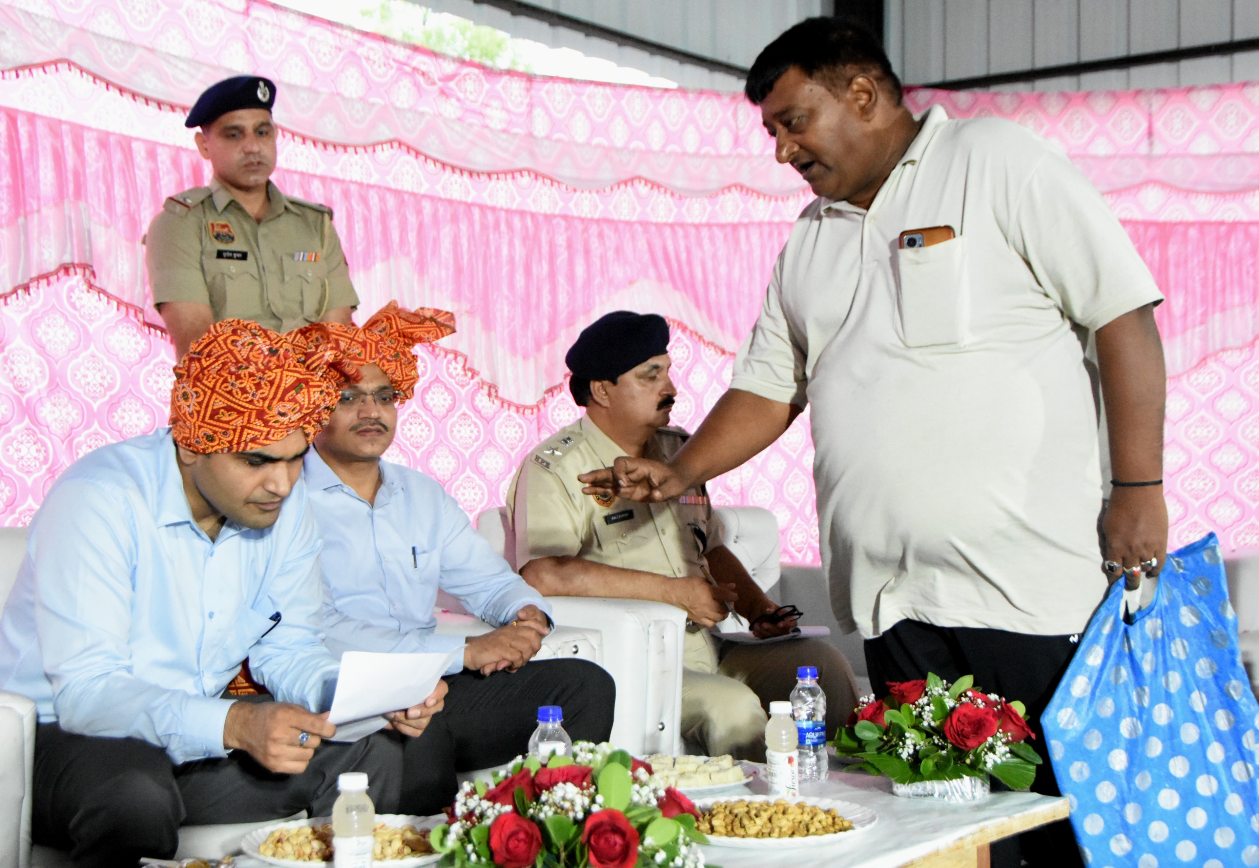रात्रि ठहराव कार्यक्रम के तहत ग्रामीणों की समस्याएं सुनते डीसी विक्रम सिंह व पुलिस कमिश्रर सतेंद्र कुमार गुप्ता