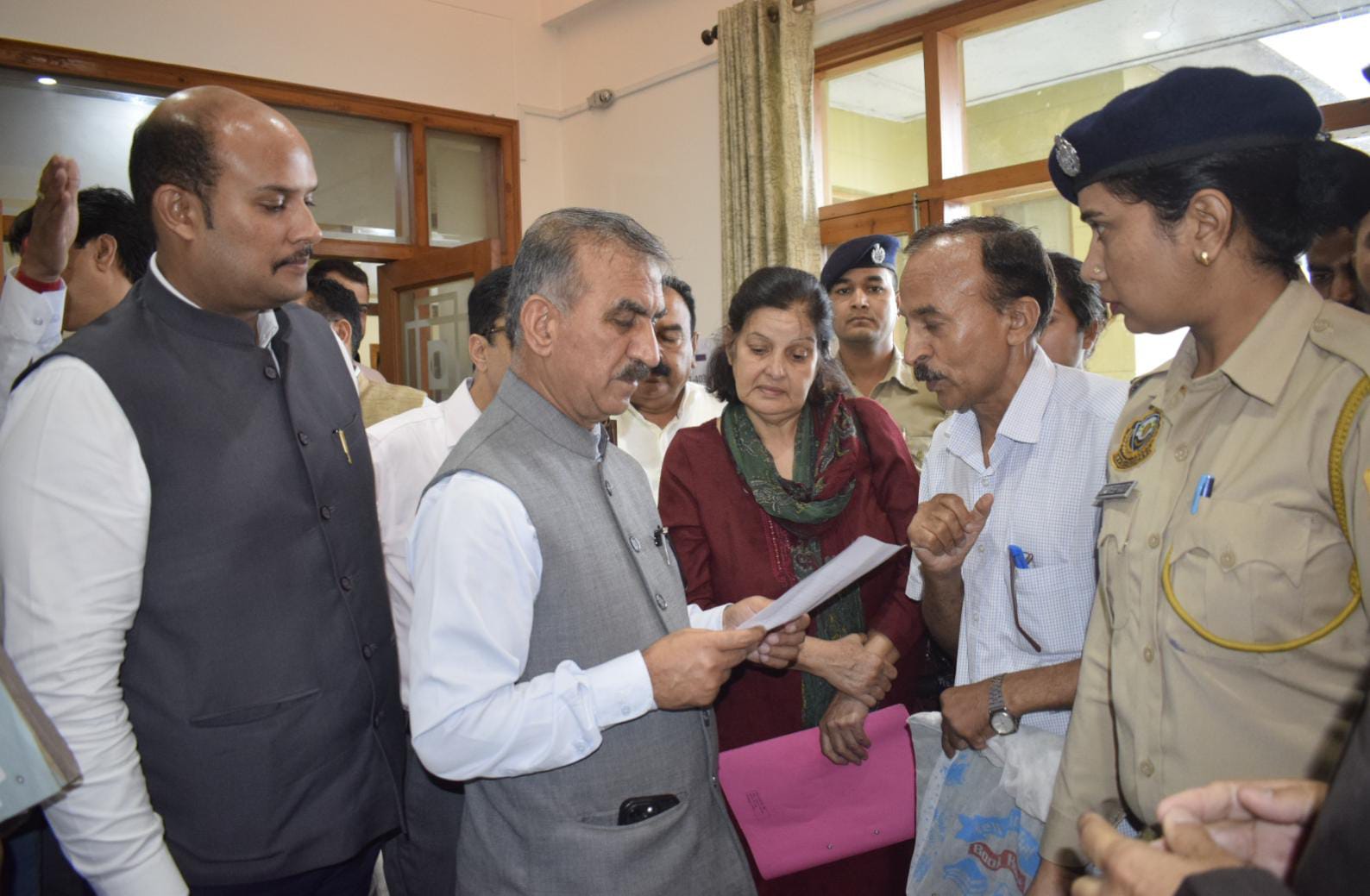 जनसमस्याएं सुनते हुए मुख्यमंत्री। जनसमस्याएं सुनते हुए मुख्यमंत्री।