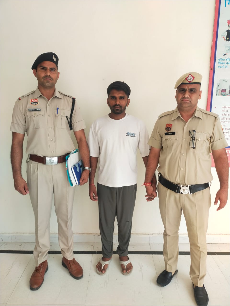 पुलिस हिरासत में विदेश भेजने वाला आरोपी