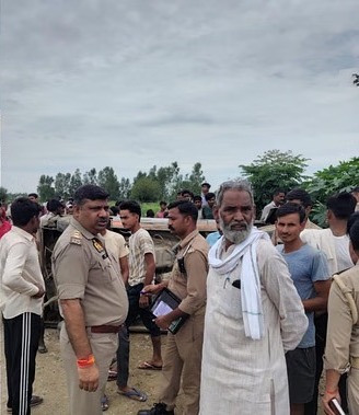 वारदात के बाद मौके पर जुटी पुलिस टीम, जांच में जुटे अधिकारी वारदात के बाद मौके पर जुटी पुलिस टीम, जांच में जुटे अधिकारी