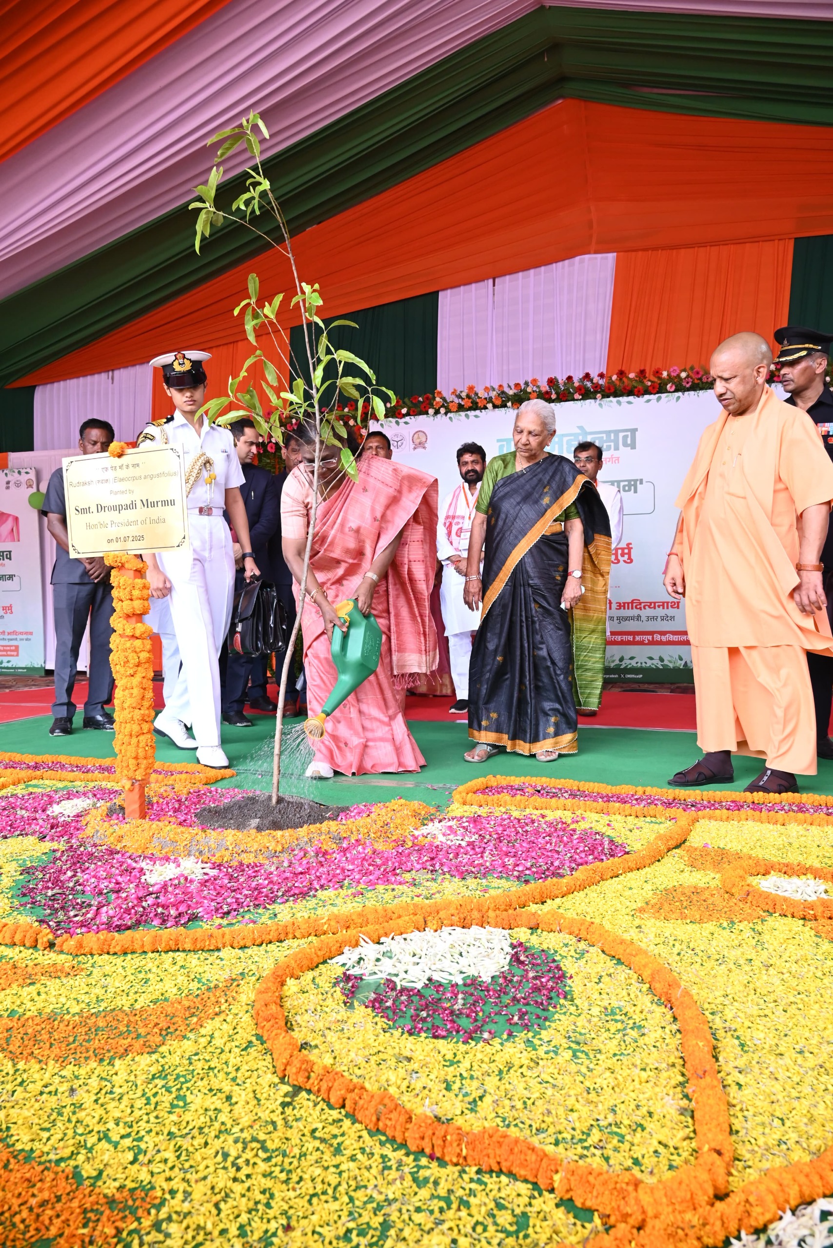 प्रदेश के पहले आयुष विश्वविद्यालय में लगाया 'एक पेड़ मां के नाम'* प्रदेश के पहले आयुष विश्वविद्यालय में लगाया 'एक पेड़ मां के नाम'*