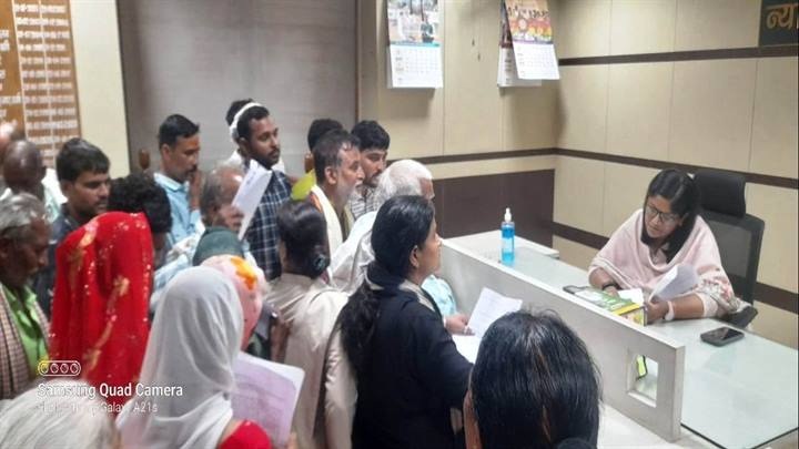ग्वालियरः कलेक्टर ने सुनीं आमजनों की समस्याएं ग्वालियरः कलेक्टर ने सुनीं आमजनों की समस्याएं