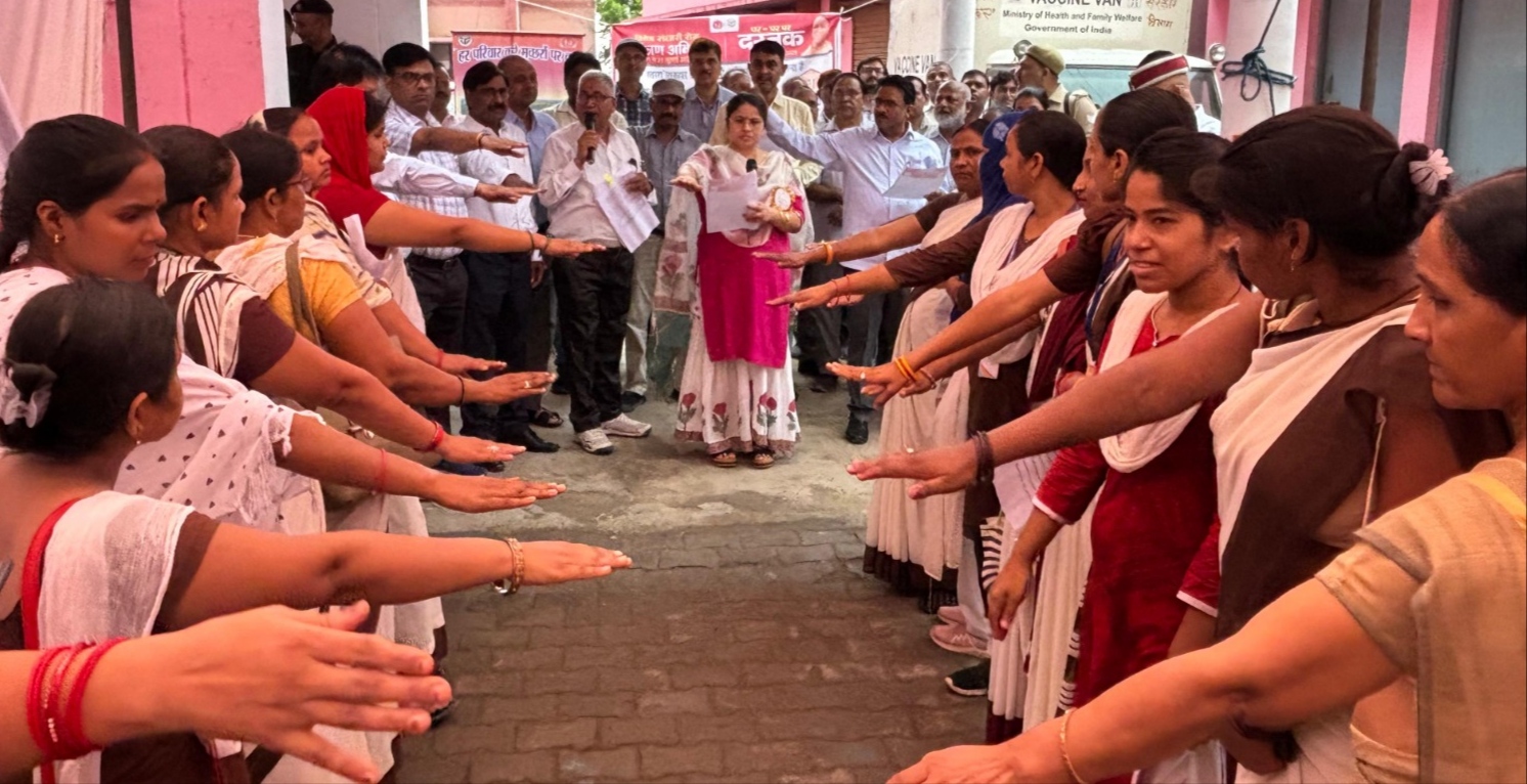 स्वास्थ्य कर्मचारियों को शपथ दिलायी डीएम प्रियंका निरंजन