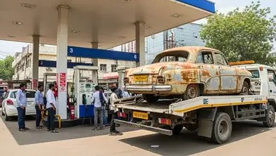 पेट्रोल पंप पर पुराने वाहनों की प्रतीकात्म तस्वीर