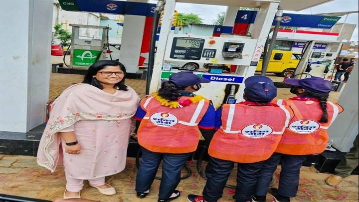 ग्वालियरः पाँच और शक्ति दीदियों ने पेट्रोल पंपों पर संभाली फ्यूल डिलेवरी वर्कर की जिम्मेदारी ग्वालियरः पाँच और शक्ति दीदियों ने पेट्रोल पंपों पर संभाली फ्यूल डिलेवरी वर्कर की जिम्मेदारी