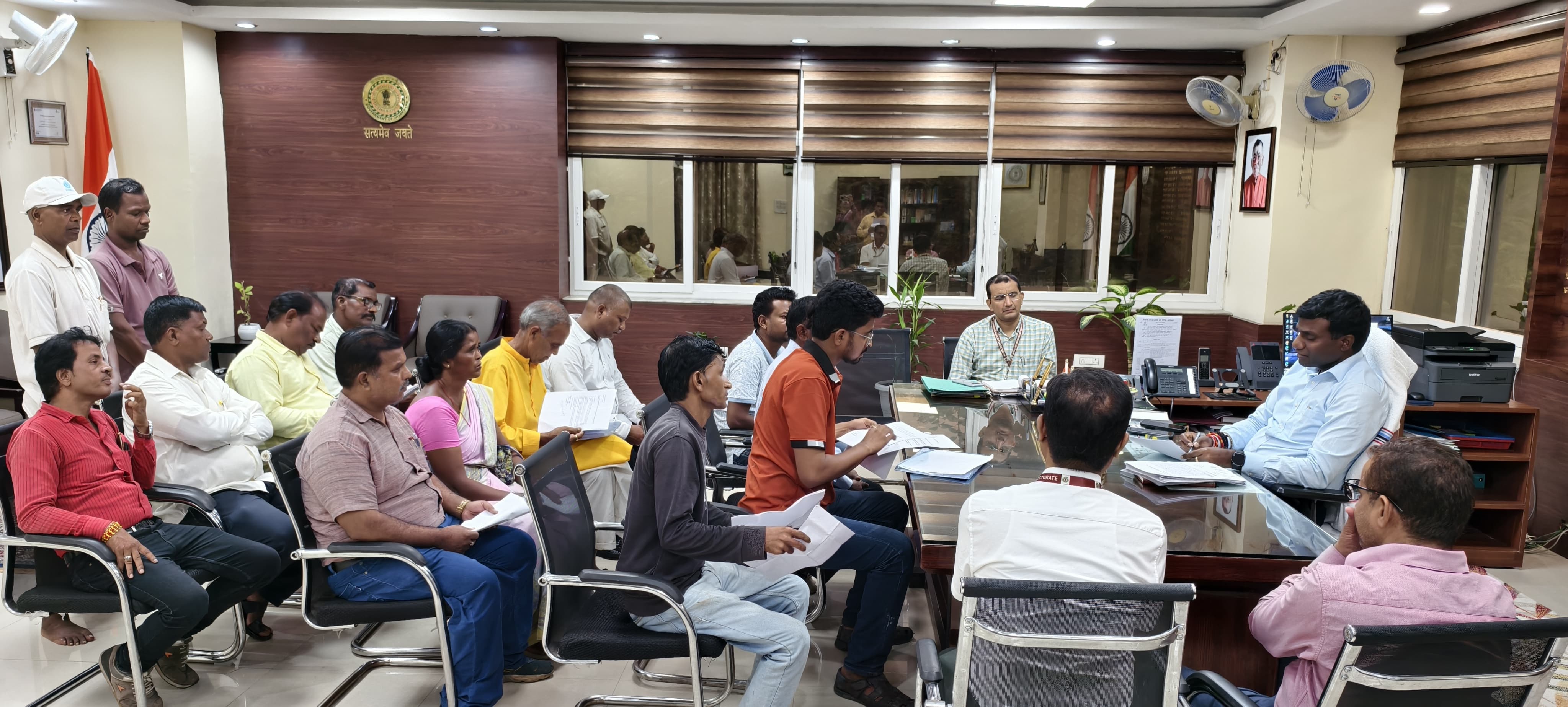 लोगों की शिकायतें सुनते उपायुक्त लोगों की शिकायतें सुनते उपायुक्त