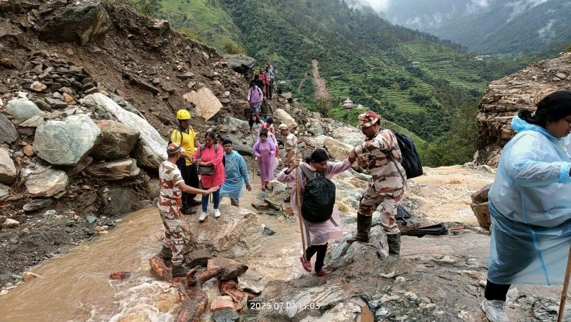 यमुनोत्री में फंसे श्रद्धालुओं को सिलाई बैंड तक पैदल मार्ग से किया ट्रांशिपमेंट करते हुए सुरक्षा टीम यमुनोत्री में फंसे श्रद्धालुओं को सिलाई बैंड तक पैदल मार्ग से किया ट्रांशिपमेंट करते हुए सुरक्षा टीम