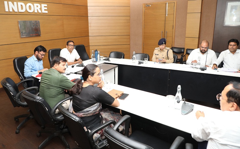 कलेक्टर ने संबंधित विभागों के अधिकारियों की बैठक ली कलेक्टर ने संबंधित विभागों के अधिकारियों की बैठक ली
