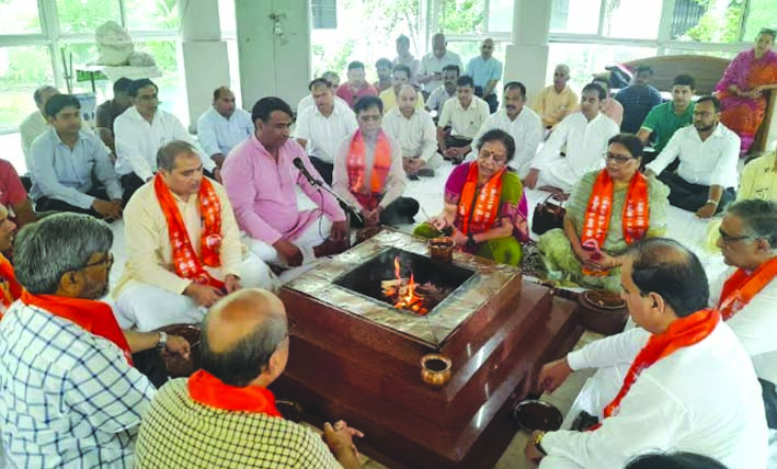 यज्ञ करते हुए यज्ञ करते हुए