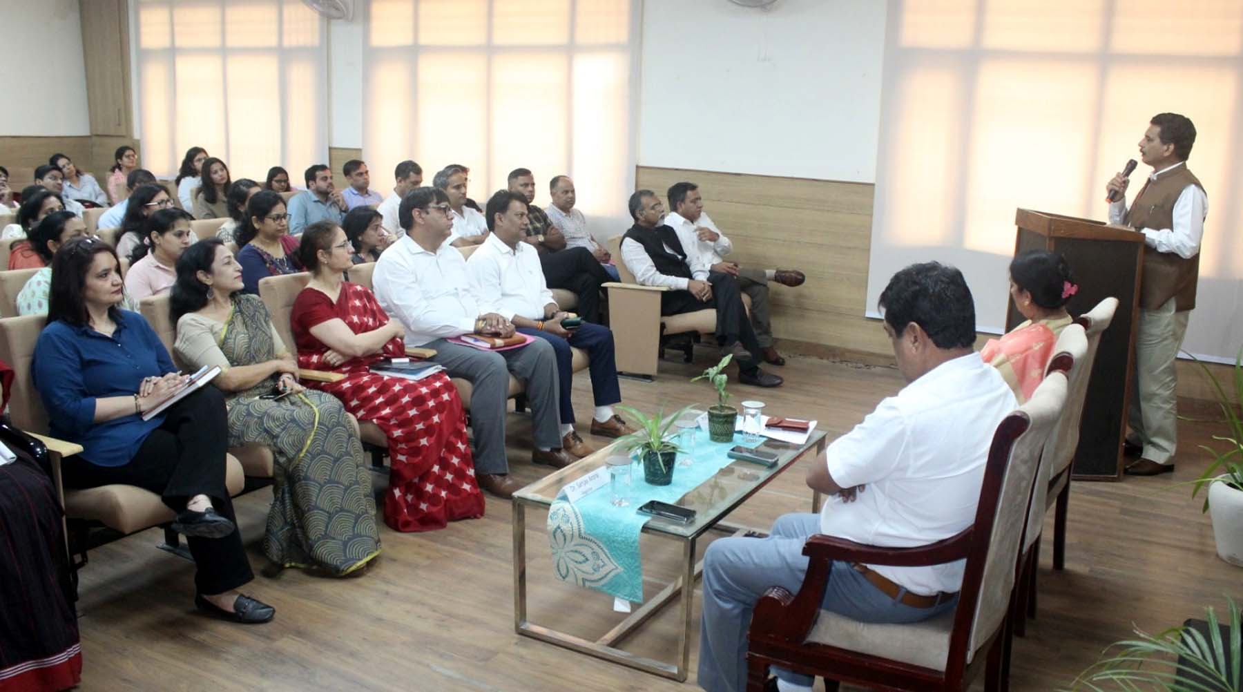 गुरुग्राम विवि में अधिकारियों के साथ बैठक करते कुलपति प्रो. संजय कौशिक। गुरुग्राम विवि में अधिकारियों के साथ बैठक करते कुलपति प्रो. संजय कौशिक।