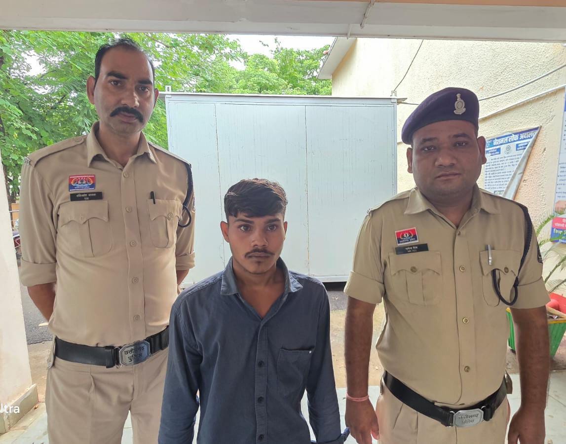 पुलिस गिरफ्त में आरोपित युवक। पुलिस गिरफ्त में आरोपित युवक।