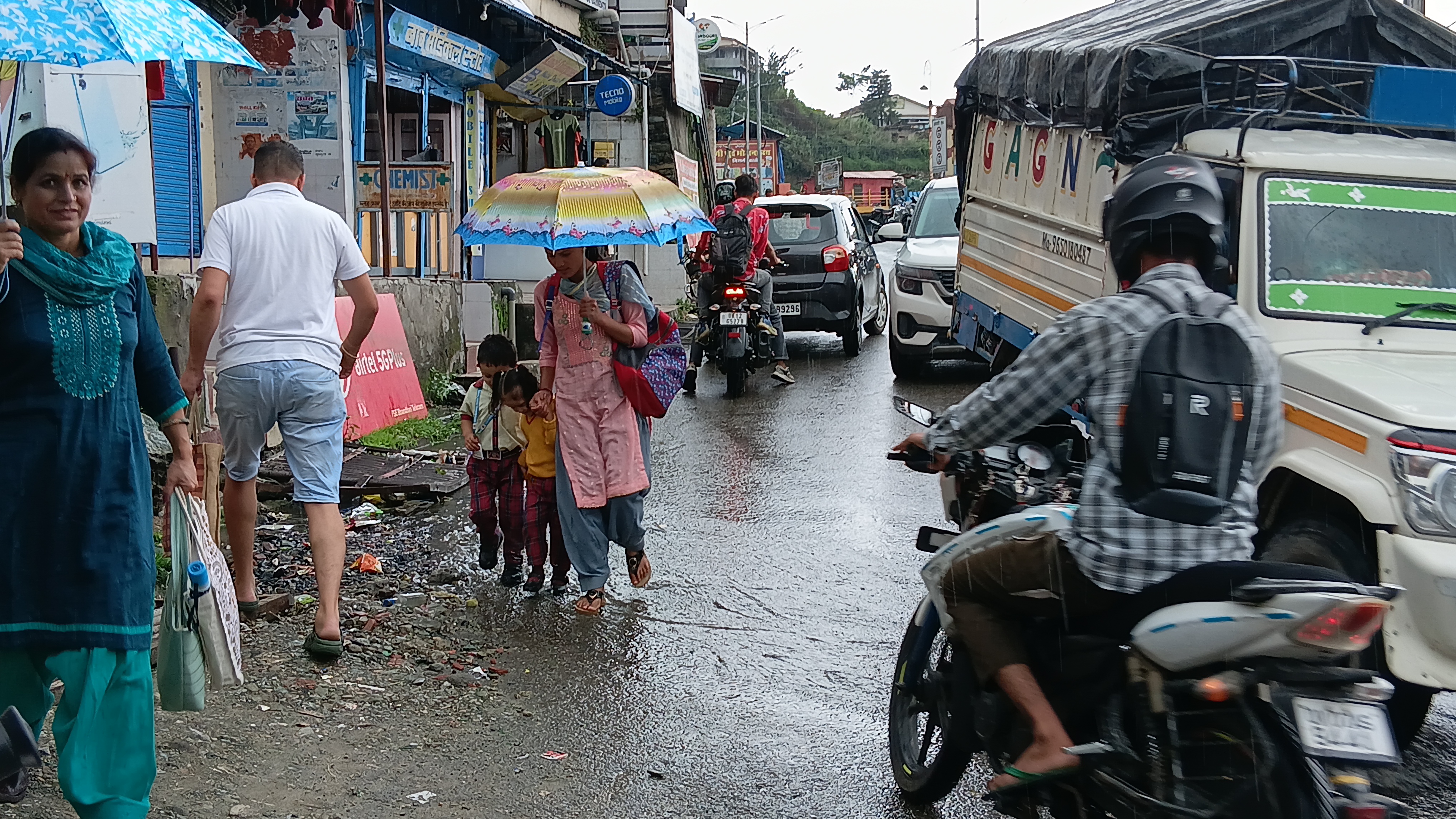 बारिश से पौड़ी बस अड्डे में सड़क में बहता बरसाती पानी बारिश से पौड़ी बस अड्डे में सड़क में बहता बरसाती पानी