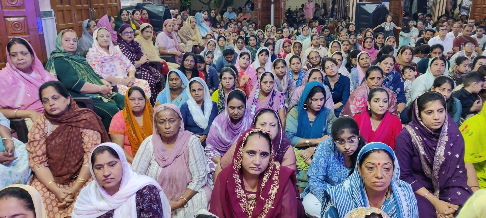 सदगुरु स्वामी टेऊंराम महाराज के चालीहा महोत्सव के दौरान भजन-कीर्तन करती हुई महिलाएं। सदगुरु स्वामी टेऊंराम महाराज के चालीहा महोत्सव के दौरान भजन-कीर्तन करती हुई महिलाएं।