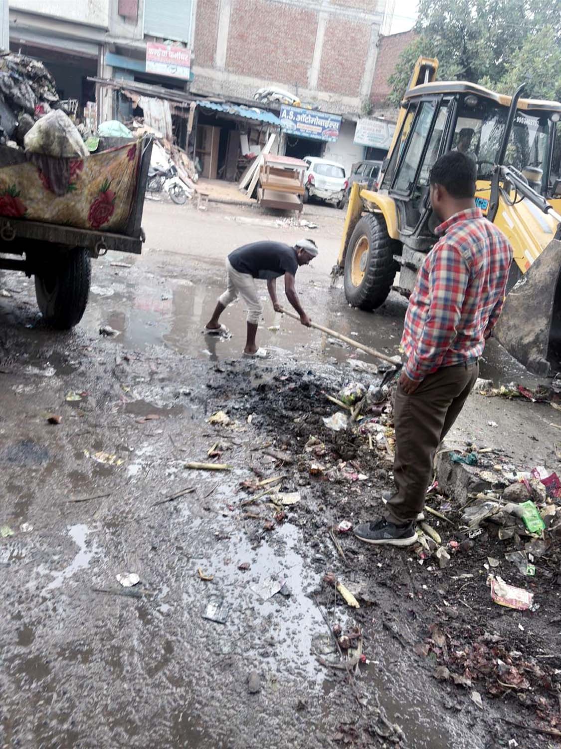 गुरुग्राम में सफाई करते नगर निगम के कर्मचारी। गुरुग्राम में सफाई करते नगर निगम के कर्मचारी।