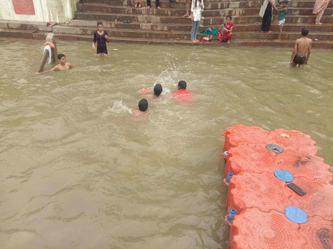 एनडीआरएफ कर्मी किशोर को बचाते हुए