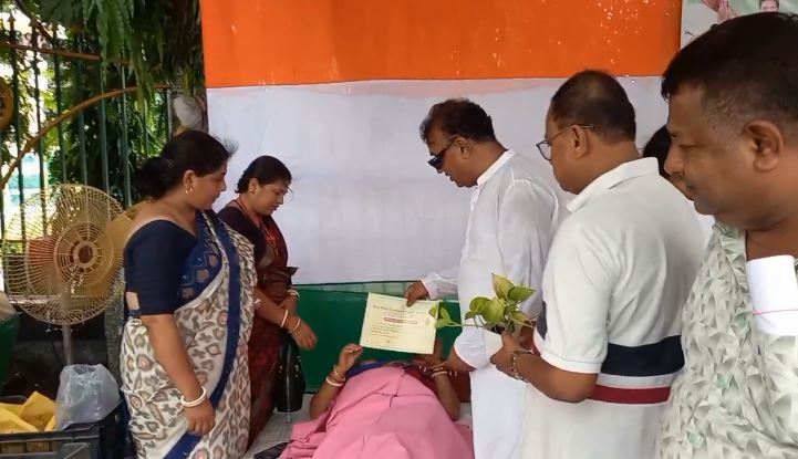 रक्त दाताओं को प्रमाणपत्र देते जिला नेतृत्व