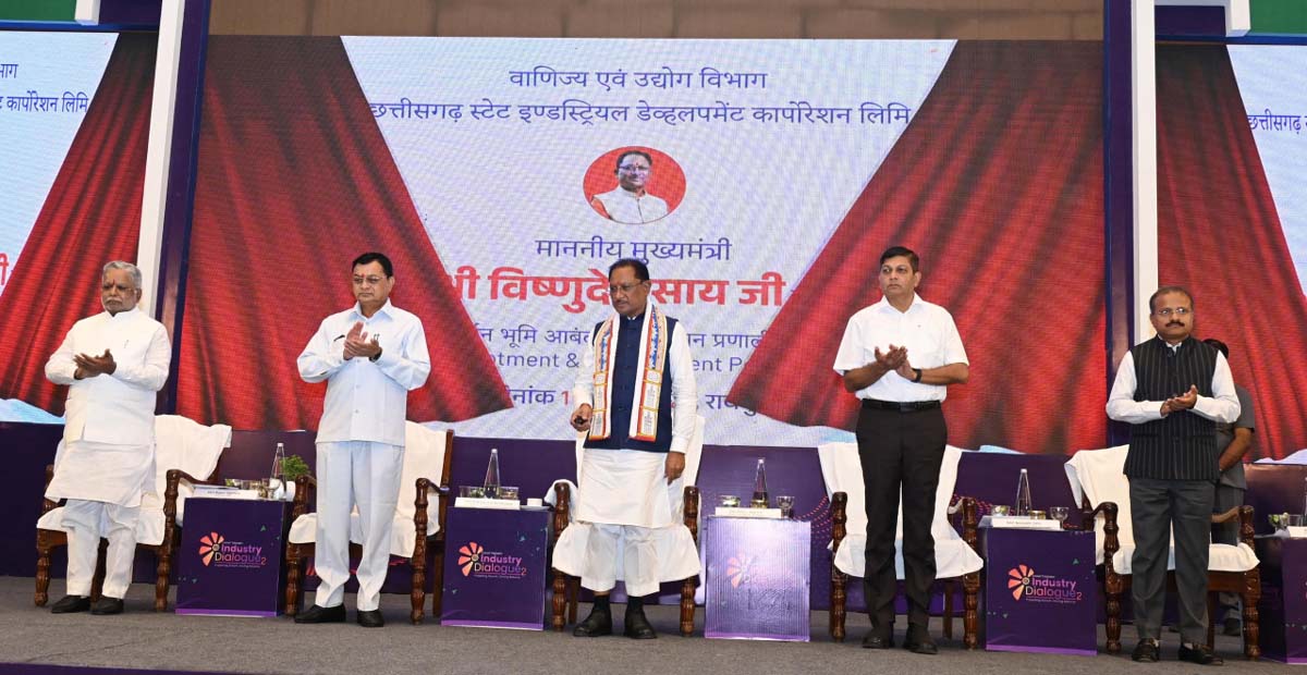 मुख्यमंत्री साय वन क्लिक सिंगल विंडो सिस्टम 2.0 का शुभारंभ करते मुख्यमंत्री साय वन क्लिक सिंगल विंडो सिस्टम 2.0 का शुभारंभ करते