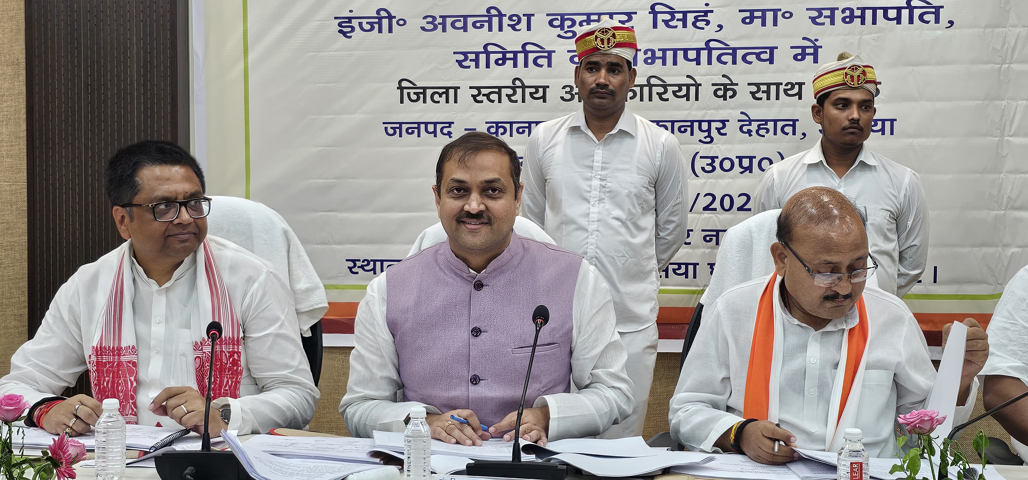 बैठक के दौरान लिया गया छाया चित्र बैठक के दौरान लिया गया छाया चित्र