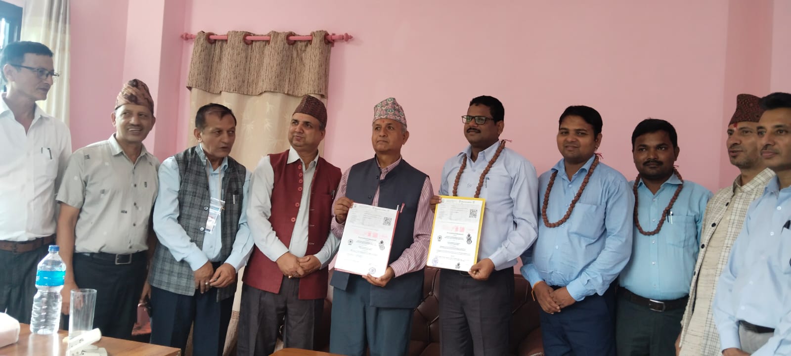 एमओयू पर हस्ताक्षर के बाद दोनो विवि के अधिकारी
