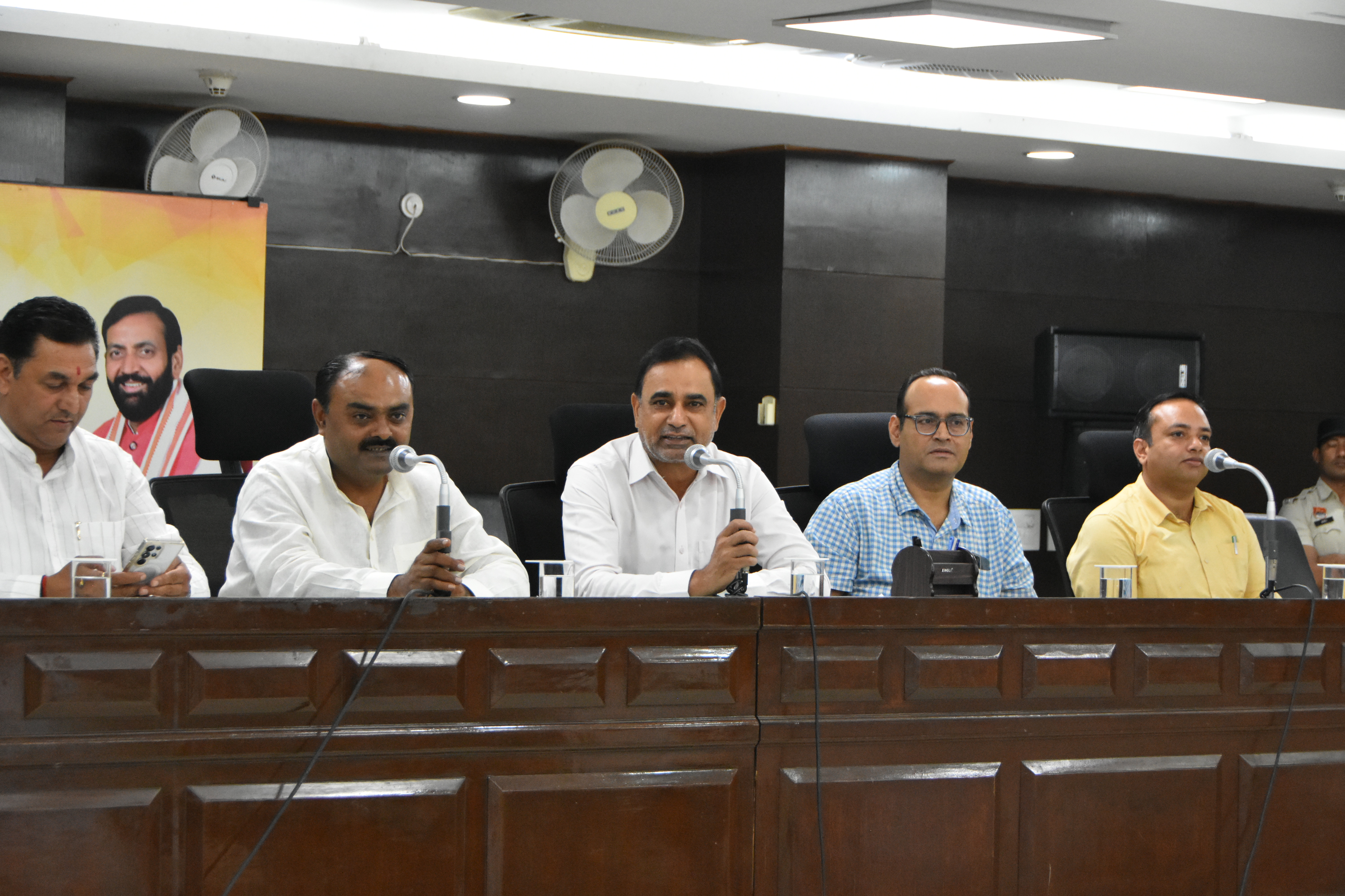 आयुष्मान लाभार्थियों की जाकारी देते जिला उपायुक्त वीरेंद्र कुमार दहिया आयुष्मान लाभार्थियों की जाकारी देते जिला उपायुक्त वीरेंद्र कुमार दहिया