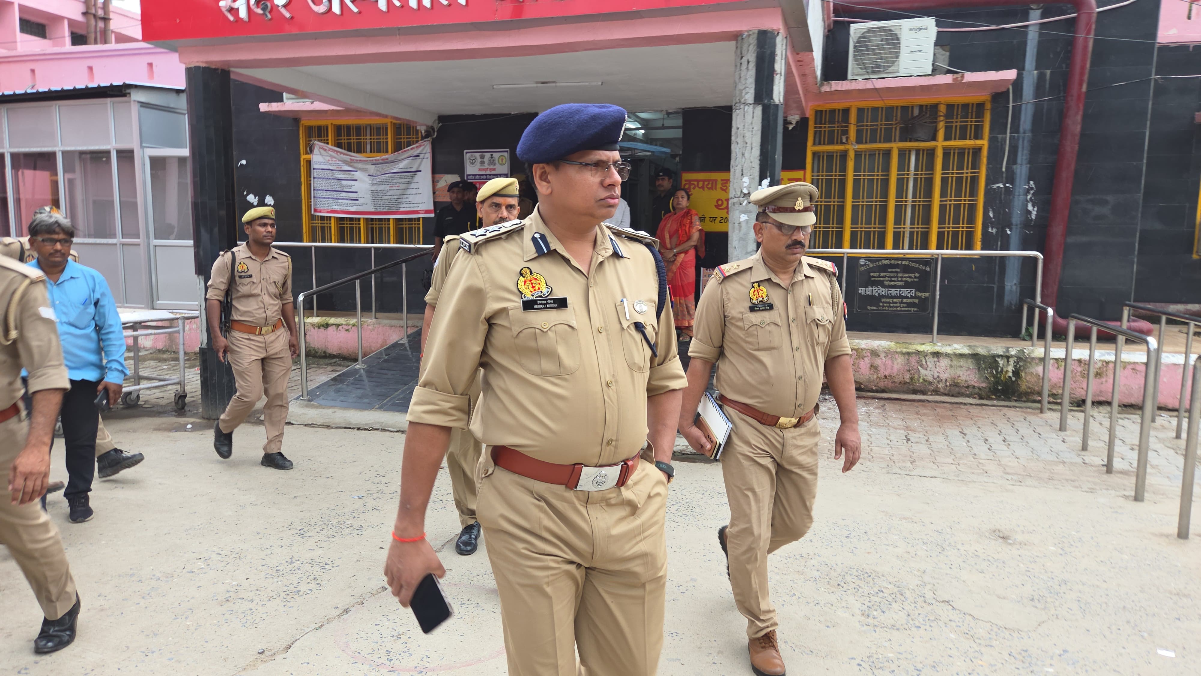 जिला अस्पताल पहुचे एसपी हेमराज मीणा जिला अस्पताल पहुचे एसपी हेमराज मीणा