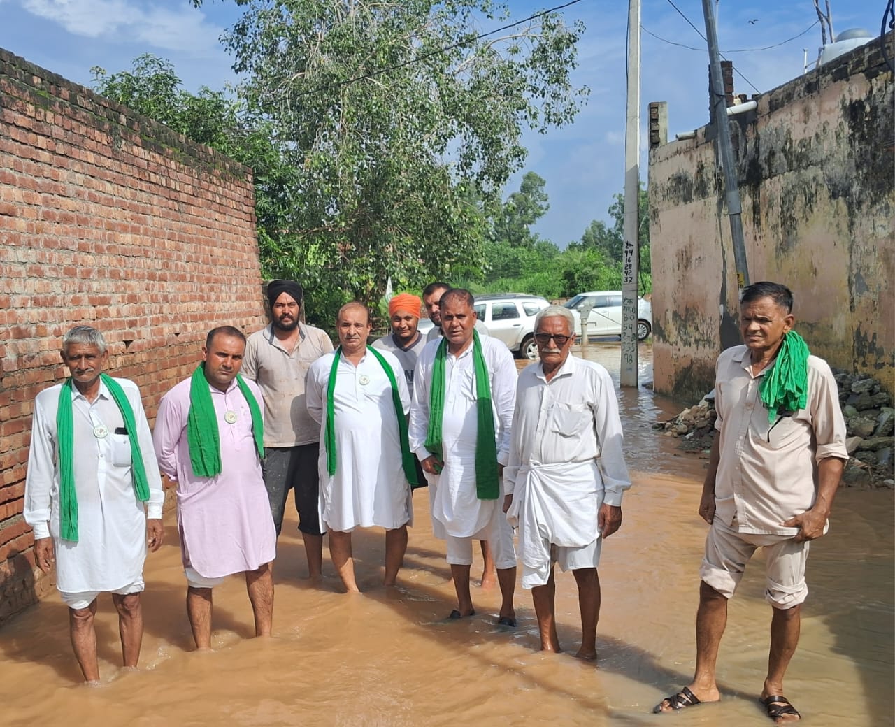 भाकियू जिला अध्यक्ष सुभाष गुर्जर किसानों के साथ भाकियू जिला अध्यक्ष सुभाष गुर्जर किसानों के साथ