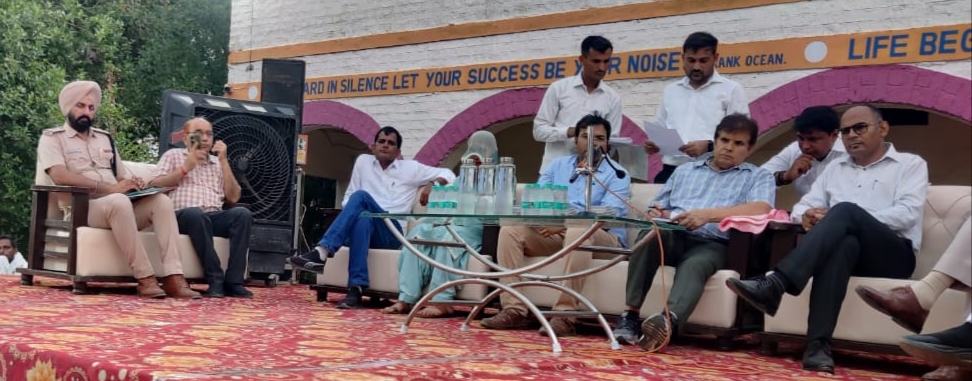 गांव बेहरवाला खुर्द में आयोजित रात्रि ठहराव कार्यक्रम में ग्रामीणों की समस्याएं सुनते एडीसी। गांव बेहरवाला खुर्द में आयोजित रात्रि ठहराव कार्यक्रम में ग्रामीणों की समस्याएं सुनते एडीसी।